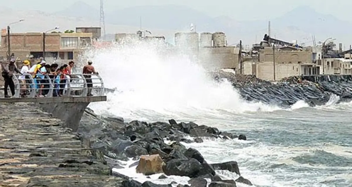 Puerto de San Andrés en Pisco cerrado temporalmente por oleajes inusuales