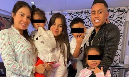 Christian Cueva disfruta de un momento especial con su hijo menor frente al mar