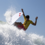 Lucca Mesinas surfea hacia la gloria en los Juegos Olímpicos de París 2024